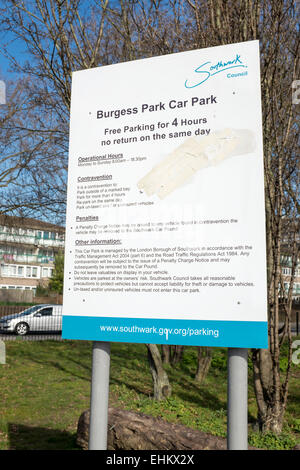 Il Southwark Council parcheggio auto gratuito segno, Burgess Park, Southwark, Londra Foto Stock