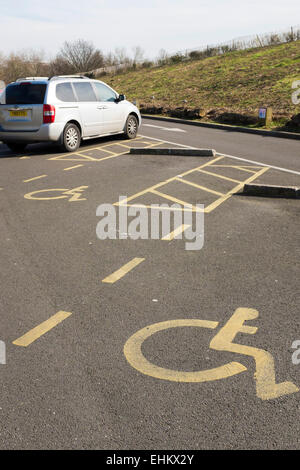 Vuoto parcheggio disabili baie in parcheggio Foto Stock