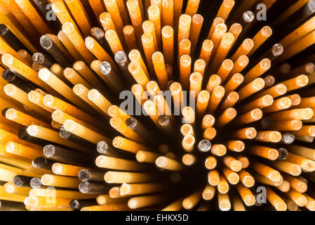 Una vista ravvicinata della estremità di tre diversi tipi di spaghetti in posizione eretta. Foto Stock