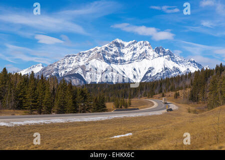 La Trans Canada Highway che conduce al Parco Nazionale di Banff. Foto Stock