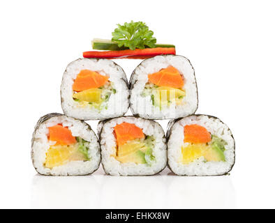 Vari tipi di sushi cibo servito su sfondo bianco Foto Stock