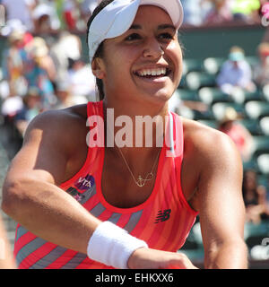 Indian Wells, California, 15 marzo, 2015 British giocatore di tennis Heather Watson sconfigge Agnieszka RADWANSKA (Polonia) nel terzo turno del singolare femminile al BNP Paribas Open (punteggio 6-4 6-4). Heather ha goosebumps sulle sue braccia dopo la vittoria. Credito: Lisa Werner/Alamy Live News Foto Stock