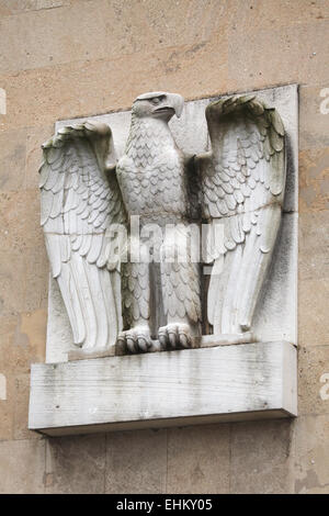 Reichsadler. Aquila nazista dal 1930 nell'edificio principale dell'aeroporto di Tempelhof di Berlino, Germania. Foto Stock