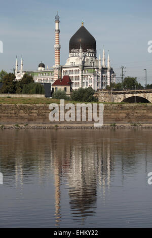 Yenidze edificio progettato dall' architetto Martin Hammitzsch come una fabbrica di sigarette (1909) a Dresda in Sassonia, Germania. Foto Stock