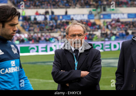 Roma, Italia. Xv Mar, 2015. Italia allenatore Jacques Brunel prima di iniziare il gioco, Stadio Olimpico di Roma, Italia. 3/15/15 Credit: stephen Bisgrove/Alamy Live News Foto Stock