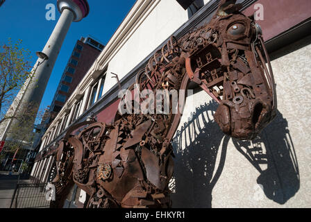 Un cavallo da lavoro scultura interamente creato dalla vecchia fattoria le parti della macchina in prossimità della Stephen Avenue mall pedonale nel centro di Calgary Foto Stock