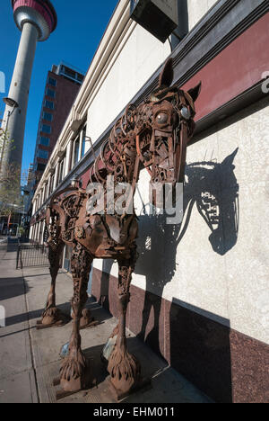 Un cavallo da lavoro scultura interamente creato dalla vecchia fattoria le parti della macchina in prossimità della Stephen Avenue mall pedonale nel centro di Calgary Foto Stock