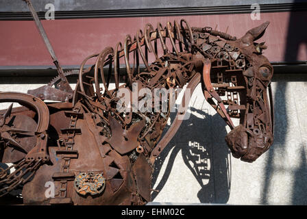 Un cavallo da lavoro scultura interamente creato dalla vecchia fattoria le parti della macchina in prossimità della Stephen Avenue mall pedonale nel centro di Calgary Foto Stock