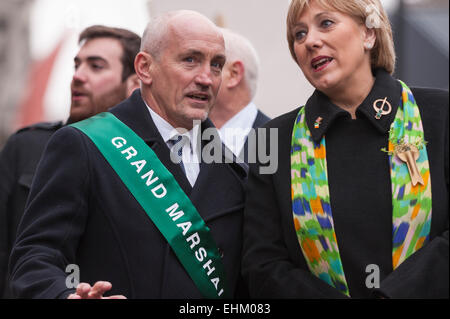 Regent Street, Londra, Regno Unito. Il 15 marzo 2015. Barry McGuigan, ex pugile campione del mondo e Grand Marshall della processione passa da, come le folle si radunano a migliaia in centro di Londra per godersi l'annuale festa di San Patrizio parade. Credito: Stephen Chung/Alamy Live News Foto Stock