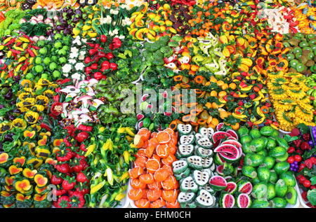 Pila di magneti per il frigo in vendita in un mercato in stallo Foto Stock