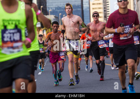 Los Angeles, Stati Uniti d'America. Xv Mar, 2015. I corridori passano attraverso il centro cittadino di Los Angeles durante la trentesima Asics la maratona di Los Angeles, California, Stati Uniti, 15 marzo 2015. Circa 26.000 corridori provenienti da tutti i 50 membri e 55 paesi hanno partecipato alla 26.2-mile, un evento che ha cominciato a Los Angeles Dodger Stadium e sono andato attraverso Los Angeles, West Hollywood e Beverly Hills e si è conclusa a Santa Monica. © Zhao Hanrong/Xinhua/Alamy Live News Foto Stock