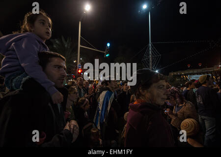 Tel Aviv, Israele. Xv Mar, 2015. Sostenitori frequentare un diritto-ala rally di massa su Rabin Square a Tel Aviv, Israele, il 15 marzo 2015. Migliaia di rightwing israeliani si sono riuniti in una piazza nel centro di Tel Aviv domenica per mostrare il loro sostegno per il primo ministro Benjamin Netanyahu la cui offerta per la rielezione in Martedì in elezioni ha incontrato una forte sfida dell' opposizione di camp. In occasione del rally, Netanyahu ha invitato gli israeliani a votare a favore della sua rightwing Likud, che è rimasta in ritardo rispetto al centro-sinistra Unione sionista in sondaggi di opinione. © Li Rui/Xinhua/Alamy Live News Foto Stock