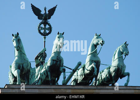 Quadriga presso la Porta di Brandeburgo a Berlino. Foto Stock