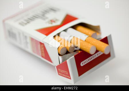 Le Sigarette Marlboro 20 Classe A Scatola - Fotografie stock e altre  immagini di Scatola - Scatola, Sigaretta, Pacchetto di sigarette - iStock