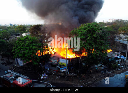 Hyderabad, India. Xv Mar, 2015. Foto scattata il 15 marzo 2015 mostra una veduta aerea di un grave incendio scoppiato in un auto centro riparazione e danneggiato quasi cinquanta negozi a Hyderabad, in India. Credito: Stringer/Xinhua/Alamy Live News Foto Stock