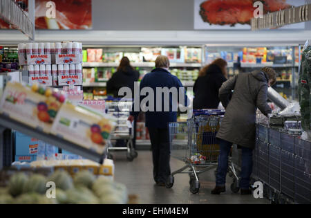 Velbert, Germania. 13 Mar, 2015. Il cliente a piedi attraverso un supermercato Aldi in Velbert, Germania, 13 marzo 2015. Foto: OLIVER BERG/dpa/Alamy Live News Foto Stock