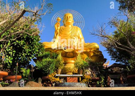 Seduta gigante Buddha dorato.,Dalat, Vietnam Foto Stock