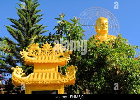 Seduta gigante Buddha dorato.,Dalat, Vietnam Foto Stock