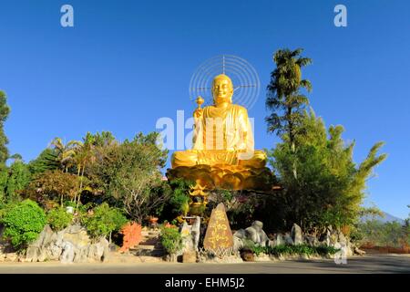 Seduta gigante Buddha dorato.,Dalat, Vietnam Foto Stock