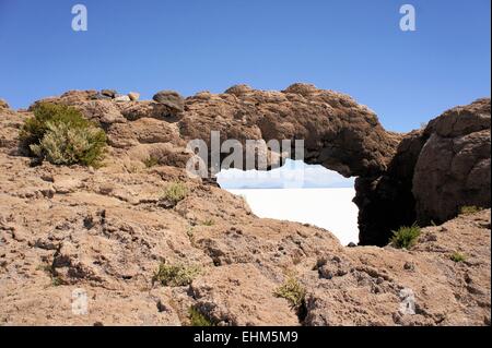 Ponte di roccia in Salar de Uyuni, Bolivia Foto Stock