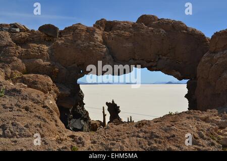 Ponte di roccia in Salar de Uyuni, Bolivia Foto Stock