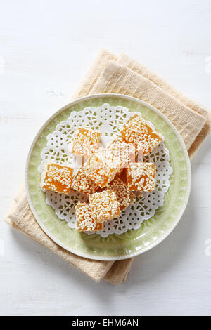 Dolcezza con sesamo su una piastra, cibo Foto Stock