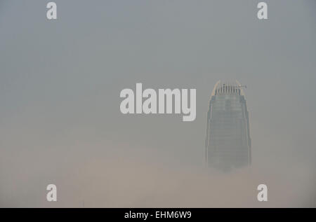 Hong Kong, Cina. 16 Mar, 2015. Il centro finanziario internazionale è avvolta nella nebbia pesante a Hong Kong, Cina del Sud, 16 marzo 2015. Una fitta nebbia polmonato Hong Kong lunedì con la visibilità a meno di un chilometro in molte acque. © Liu Siu Wai/Xinhua/Alamy Live News Foto Stock