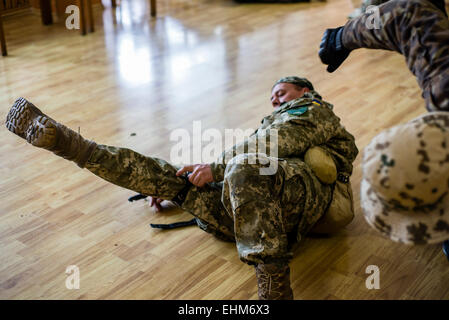 Kiev, Ucraina. Xv Mar, 2015. Volontari e riservare i soldati stanno imparando nozioni di base di primo soccorso e utilizzando l'applicazione di combattimento tourniquet presso il centro di formazione "Patriot', Kiev, Ucraina. 15 marzo, 2015. Credito: Oleksandr Rupeta/Alamy Live News Foto Stock