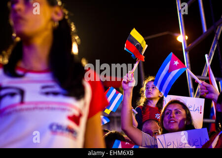 L'Avana, Cuba. Xv Mar, 2015. I cubani rally per supportare il Venezuela in una fila di montaggio con gli Stati Uniti all'Avana Università dell Avana, Cuba, 15 marzo 2015. Il governo cubano ha confermato la sua solidarietà con il Venezuela quando le relazioni tra Venezuela e gli Stati Uniti sono stati sempre più tese negli ultimi mesi. © Liu Bin/Xinhua/Alamy Live News Foto Stock