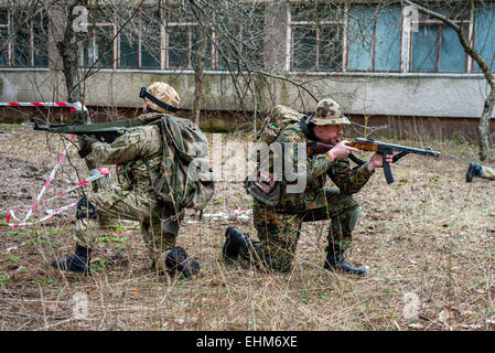 Kiev, Ucraina. Xv Mar, 2015. Volontari e riservare i soldati stanno imparando nozioni di base di intelligenza militare presso il centro di formazione "Patriot', Kiev, Ucraina. 15 marzo, 2015. Credito: Oleksandr Rupeta/Alamy Live News Foto Stock