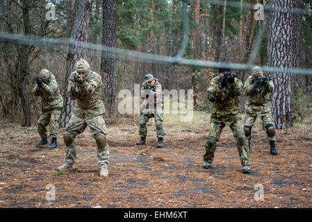 Kiev, Ucraina. Xv Mar, 2015. Volontari e soldati di riserva sono nozioni di base di apprendimento delle posizioni militari e si sposta al centro di formazione "Patriot', Kiev, Ucraina. 15 marzo, 2015. Credito: Oleksandr Rupeta/Alamy Live News Foto Stock