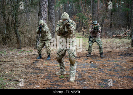 Kiev, Ucraina. Xv Mar, 2015. Volontari e soldati di riserva sono nozioni di base di apprendimento delle posizioni militari e si sposta al centro di formazione "Patriot', Kiev, Ucraina. 15 marzo, 2015. Credito: Oleksandr Rupeta/Alamy Live News Foto Stock