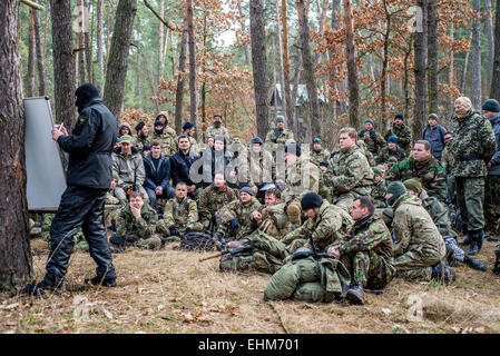 Kiev, Ucraina. Xv Mar, 2015. Volontari e riservare i soldati stanno imparando nozioni di base di intelligenza militare presso il centro di formazione "Patriot', Kiev, Ucraina. 15 marzo, 2015. Credito: Oleksandr Rupeta/Alamy Live News Foto Stock