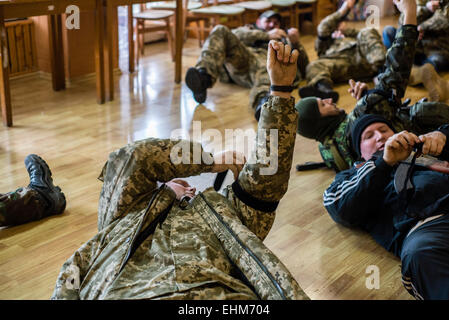 Kiev, Ucraina. Xv Mar, 2015. Volontari e riservare i soldati stanno imparando nozioni di base di primo soccorso e utilizzando l'applicazione di combattimento tourniquet presso il centro di formazione "Patriot', Kiev, Ucraina. 15 marzo, 2015. Credito: Oleksandr Rupeta/Alamy Live News Foto Stock