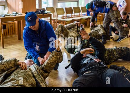 Kiev, Ucraina. Xv Mar, 2015. Volontari e riservare i soldati stanno imparando nozioni di base di primo soccorso e utilizzando l'applicazione di combattimento tourniquet presso il centro di formazione "Patriot', Kiev, Ucraina. 15 marzo, 2015. Credito: Oleksandr Rupeta/Alamy Live News Foto Stock