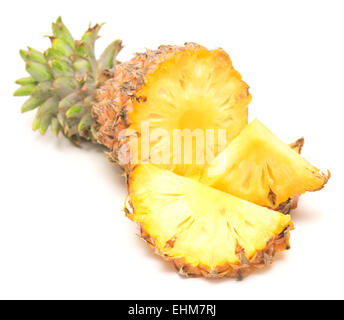 Mature di ananas fresco isolato su sfondo bianco Foto Stock