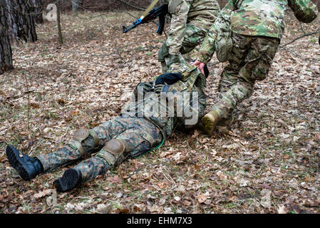 Kiev, Ucraina. Xv Mar, 2015. Volontari e riservare i soldati stanno imparando nozioni di base di primo soccorso e trasporto di feriti durante il combattimento al centro di formazione "Patriot', Kiev, Ucraina. 15 marzo, 2015. Credito: Oleksandr Rupeta/Alamy Live News Foto Stock