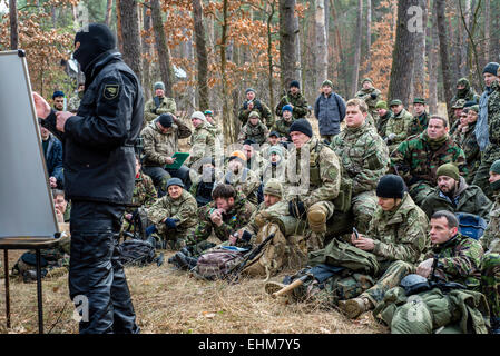 Kiev, Ucraina. Xv Mar, 2015. Volontari e riservare i soldati stanno imparando nozioni di base di intelligenza militare presso il centro di formazione "Patriot', Kiev, Ucraina. 15 marzo, 2015. Credito: Oleksandr Rupeta/Alamy Live News Foto Stock