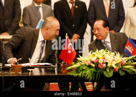 Phnom Penh Cambogia. 16 Mar, 2015. Cambogiano Ministro degli esteri Hor Namhong (R) e la sua visita omologo turco Mevlut Cavusoglu partecipare ad una conferenza stampa congiunta in Phnom Penh Cambogia, 16 marzo 2015. © Phearum/Xinhua/Alamy Live News Foto Stock