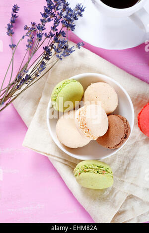 Colorato deliziosi amaretti in una ciotola, cibo Foto Stock
