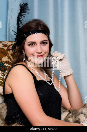 Un ritratto di una donna vestita di vintage 1920's flapper abbigliamento di stile Foto Stock