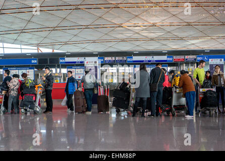I passeggeri sono imbarco in Beijing International Airport Terminal 3. Foto Stock