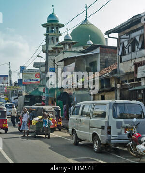 COLOMBO, SRI LANKA - dic 7: Comune Sri Lanka la strada affollata con diversi trasporti e pedoni sul dicembre 7, 2011 in Colombo, Sri Lanka. Foto Stock