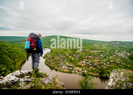 Escursionista caucasica ammirando vista panoramica del villaggio Foto Stock
