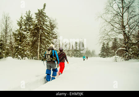 Caucasian gli escursionisti a piedi nella neve profonda Foto Stock