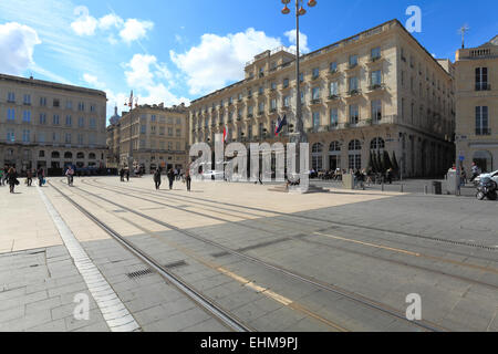 Moderno tram sul Grand Theatre Square, Bordeaux, Francia Foto Stock