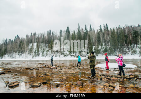 Caucasian gli escursionisti a piedi nella roccia di fiume in remoto Foto Stock