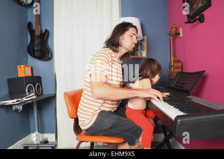 Padre e figlia suonare il pianoforte Foto Stock