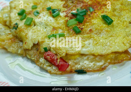 Masala frittata di stile indiano .famosa cucina di strada di Mumbai Foto Stock
