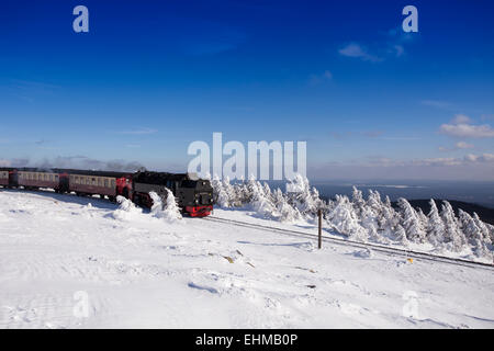 Brockenbahn o Brocken ferrovia a scartamento ridotto, ferrovia in inverno, sulla vetta del monte Brocken, Harz, Sassonia-Anhalt, Germania Foto Stock